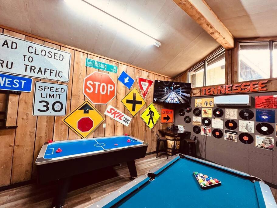 Bourbon Hollow Lodge With Hot Tub And Pool Plus Game Room Only 5 Min To Downtown Gatlinburg Exterior photo