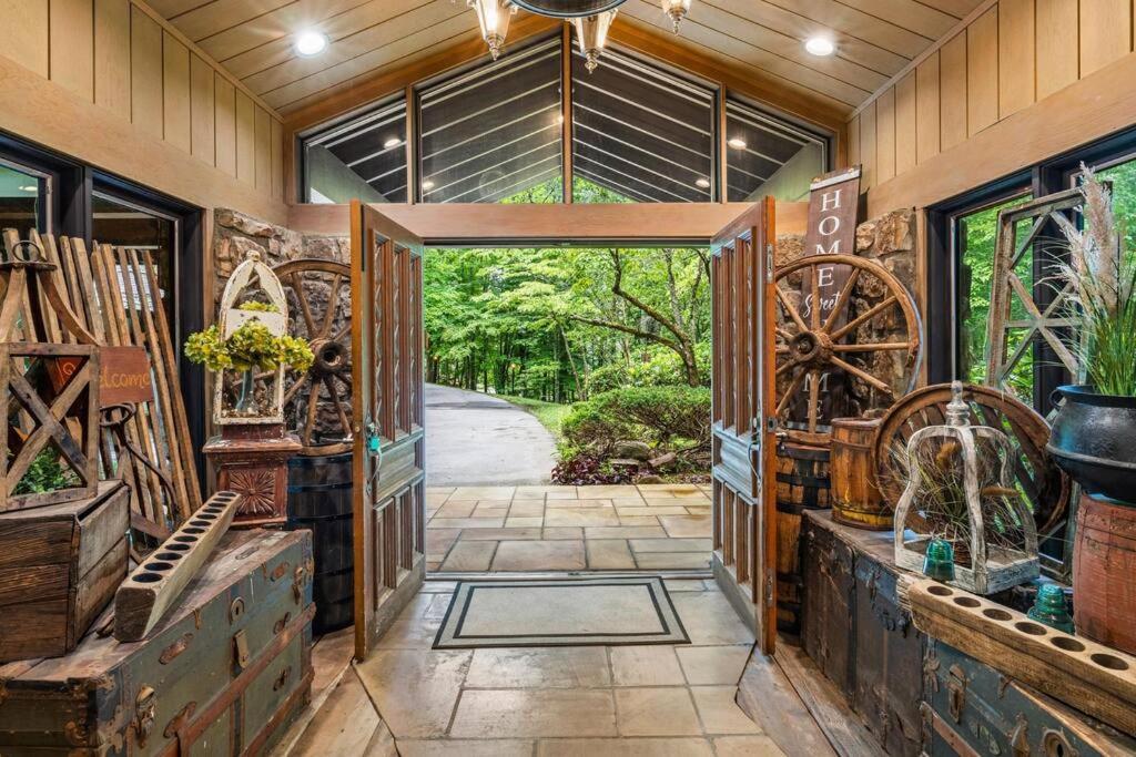 Bourbon Hollow Lodge With Hot Tub And Pool Plus Game Room Only 5 Min To Downtown Gatlinburg Exterior photo