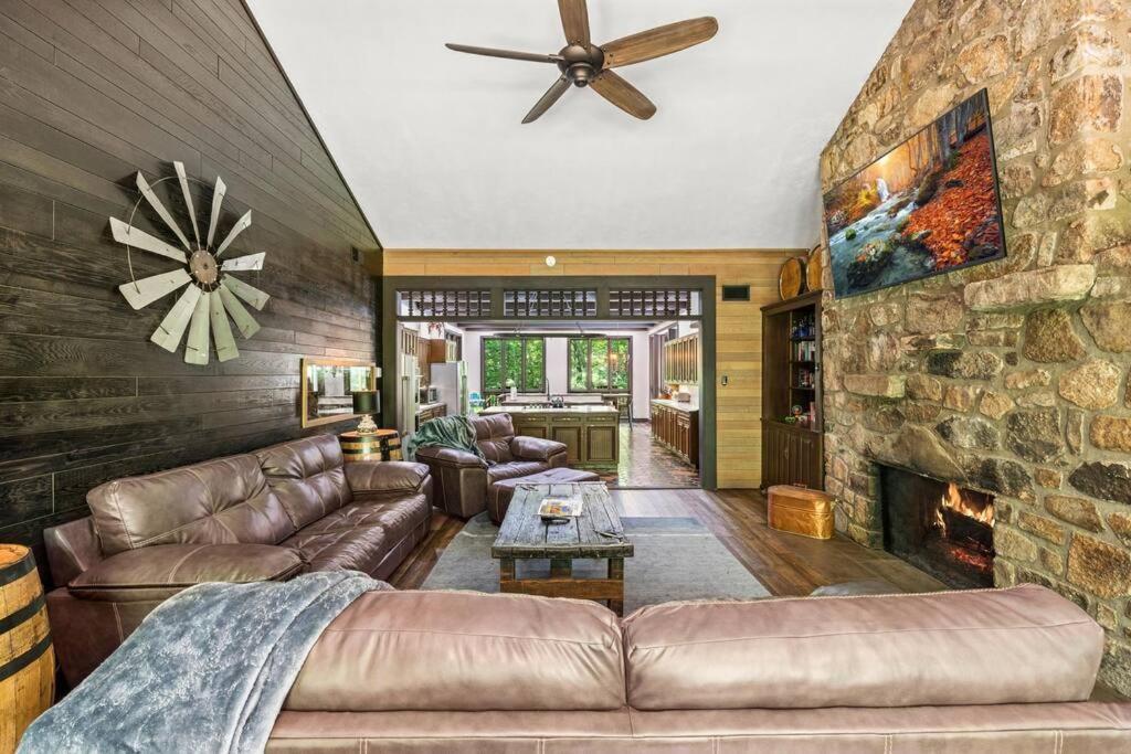 Bourbon Hollow Lodge With Hot Tub And Pool Plus Game Room Only 5 Min To Downtown Gatlinburg Exterior photo